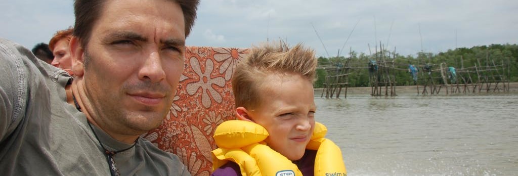 Varen in de longboat bij Batang Ai